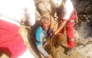 نجات جان چوپان اهل روستاهای بخش لوداب توسط امدادگران حلال احمرشهرستان دنا