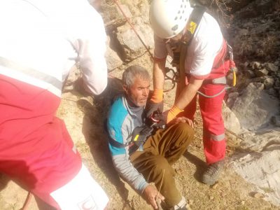 نجات جان چوپان اهل روستاهای بخش لوداب توسط امدادگران حلال احمرشهرستان دنا