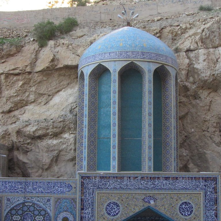 دلیل ساخت گنبدحضرت بی بی حکیمه(س)به شکل نیم گنبدی چیست