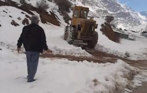 اُفت فشار آب در دنا به دلیل یخبخندان و بارش برف/عذرخواهی آبفا از شهروندان سی سختی