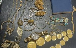 اقدام ارزشمند کارکنان انتظامی شهرستان گچساران در خصوص برگرداندن كيف حاوي پول وطلا به صاحبش