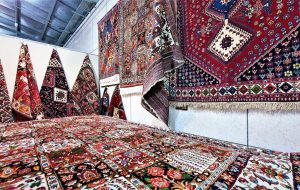 صنایع دستی یکی از زمینه‌های بالقوه درآمدزایی در روستا‌ها و مناطق عشایری کهگیلویه و بویراحمد است اما دلالان با حضور در بازار چوب لای چرخ هنرمندان می‌گذارند.