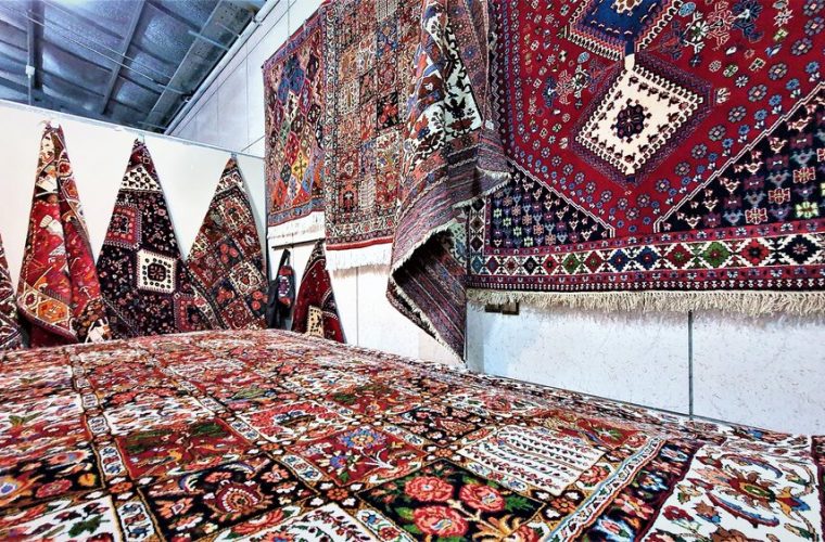 صنایع دستی یکی از زمینههای بالقوه درآمدزایی در روستاها و مناطق عشایری کهگیلویه و بویراحمد است اما دلالان با حضور در بازار چوب لای چرخ هنرمندان میگذارند. صنایع دستی یکی از زمینههای بالقوه درآمدزایی در روستاها و مناطق عشایری کهگیلویه و بویراحمد است اما دلالان با حضور در بازار چوب لای چرخ هنرمندان میگذارند.