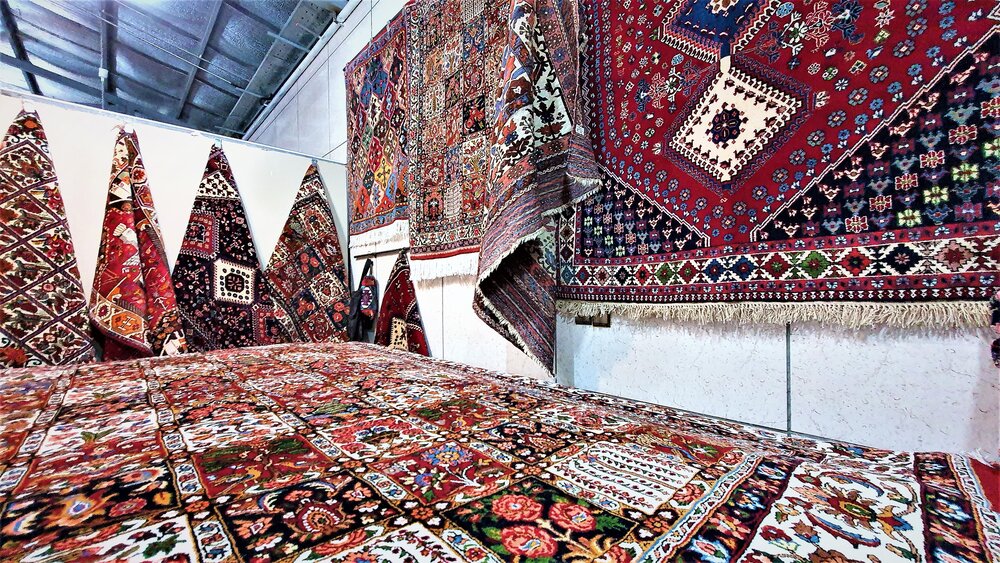 صنایع دستی یکی از زمینه‌های بالقوه درآمدزایی در روستا‌ها و مناطق عشایری کهگیلویه و بویراحمد است اما دلالان با حضور در بازار چوب لای چرخ هنرمندان می‌گذارند.