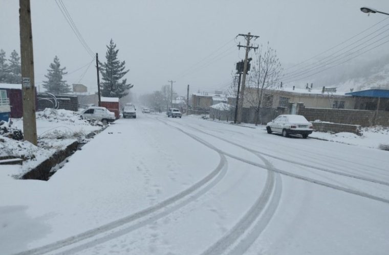 تصویری از بارش برف غیرمنتظره بهاری درسی‌سخت