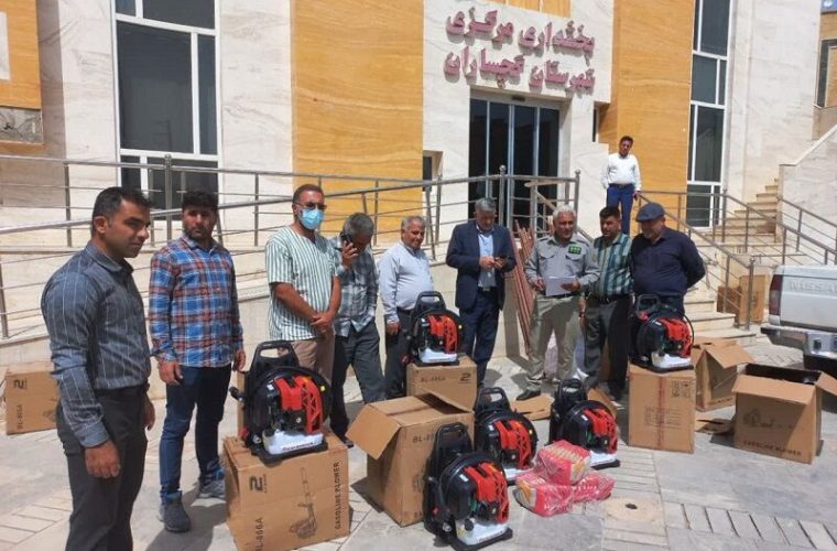 ۱۶۷ قلم تجهیزات مقابله با آتش سوزی در جنگل های گچساران توزیع شد