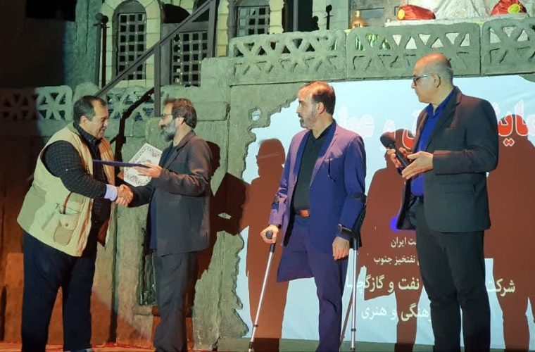 پایان اجرای نمایش فاخر ومحتوایی عشق وعطش با تجلیل از نویسنده و کارگردان این نمایش