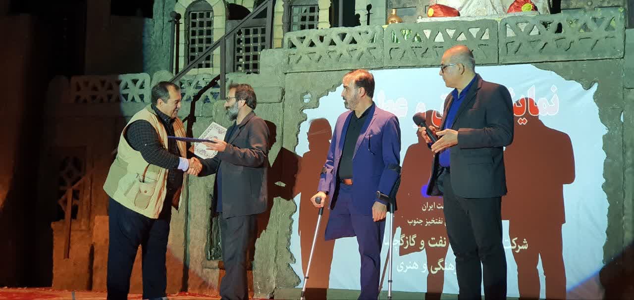 پایان اجرای نمایش فاخر ومحتوایی عشق وعطش با تجلیل از نویسنده و کارگردان این نمایش