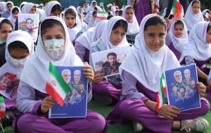 عهدکودکان دبستانی با((شهیدسلیمانی)) درگچساران