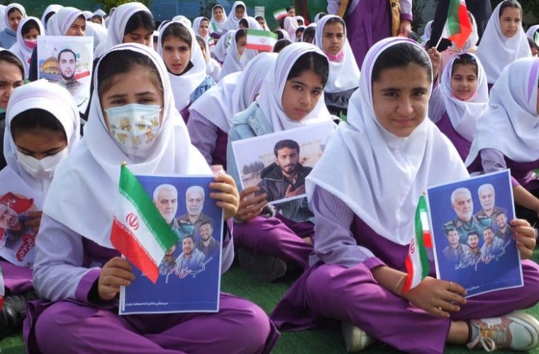 عهدکودکان دبستانی با((شهیدسلیمانی)) درگچساران