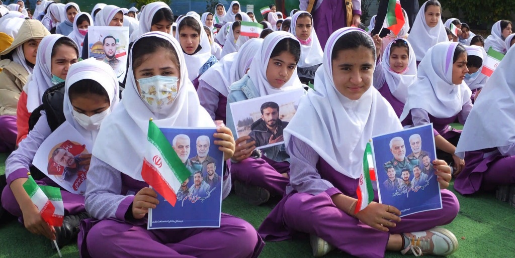 عهدکودکان دبستانی با((شهیدسلیمانی)) درگچساران