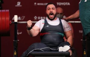 روح‌الله رستمی در رقابت‌های پاراوزنه‌برداری ضمن شکستن رکورد جهان و پارالمپیک به مدال طلا رسید