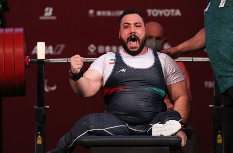 روح‌الله رستمی در رقابت‌های پاراوزنه‌برداری ضمن شکستن رکورد جهان و پارالمپیک به مدال طلا رسید