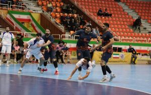 لیگ برتر هندبال مردان روز (دوشنبه) با برگزاری دو مسابقه در کرمان وارد هفته شانزدهم شد