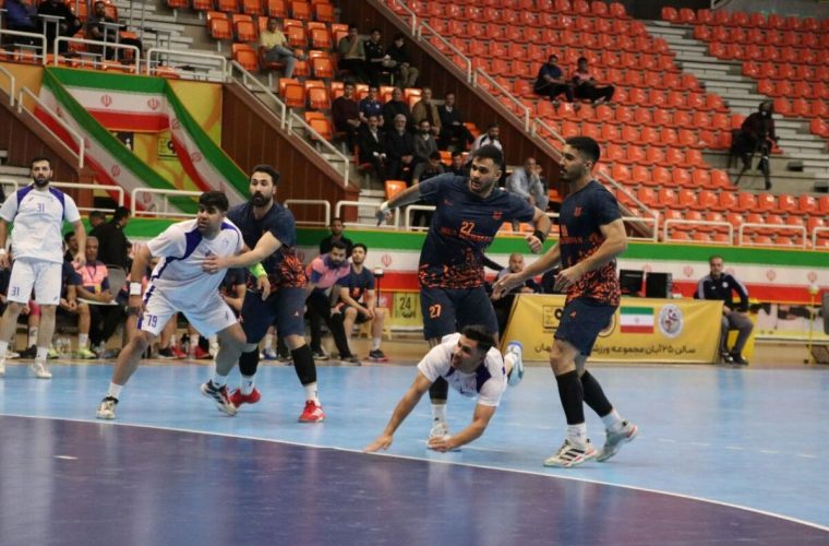 لیگ برتر هندبال مردان روز (دوشنبه) با برگزاری دو مسابقه در کرمان وارد هفته شانزدهم شد